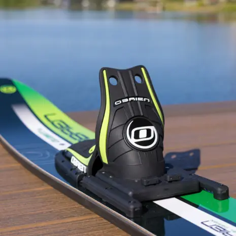 Obrien Celebrity 58 Combo Waterskis Detail 02 Angled close-up of the binding with O'Brien logo on O'Brien Celebrity 58" combo waterskis.