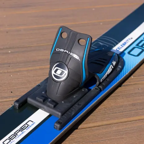 Obrien Celebrity 68 Combo Waterskis Detail 03 Close-up of a ski binding on a ski with 'O'Brien' branding on a wooden surface.