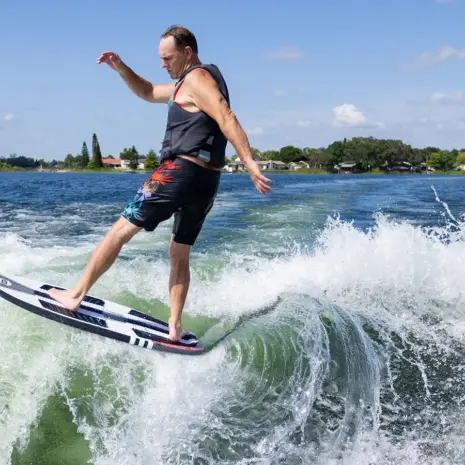 O’Brien 2026 Driver Wakesurf Board – Lifestyle 4 Rider carving on an O’Brien Driver wakesurf board