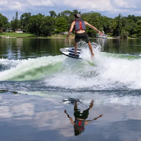 O’Brien 2026 Driver Wakesurf Board – Lifestyle 5 O’Brien Driver wakesurf board in action behind a boat