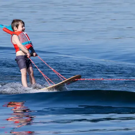 O’Brien 2026 Platform Trainer Waterski – Red/Blue – Lifestyle 5 O’Brien 2026 Platform Trainer Waterski – Red/Blue – on-water lifestyle image
